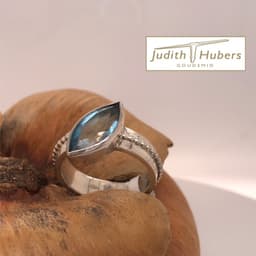 Handgemaakte zilveren ring met markies geslepen Topaas mt 18,5