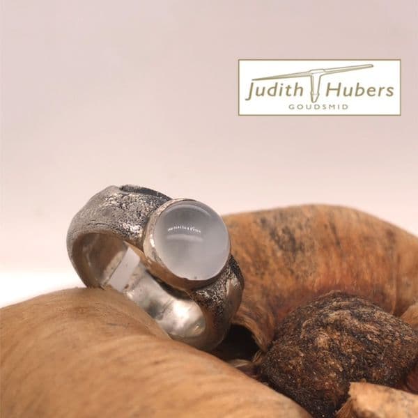 Handgemaakte zilveren ring met 10 mm ronde cabouchon geslepen grijze Maansteen mt 18