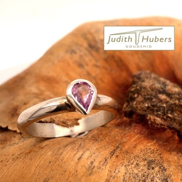 Handgemaakte zilveren ring met 5 bij 3,5 mm peervormige roze Saffier