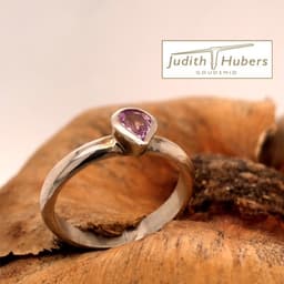 Handgemaakte zilveren ring met 5 bij 3,5 mm peervormige roze Saffier