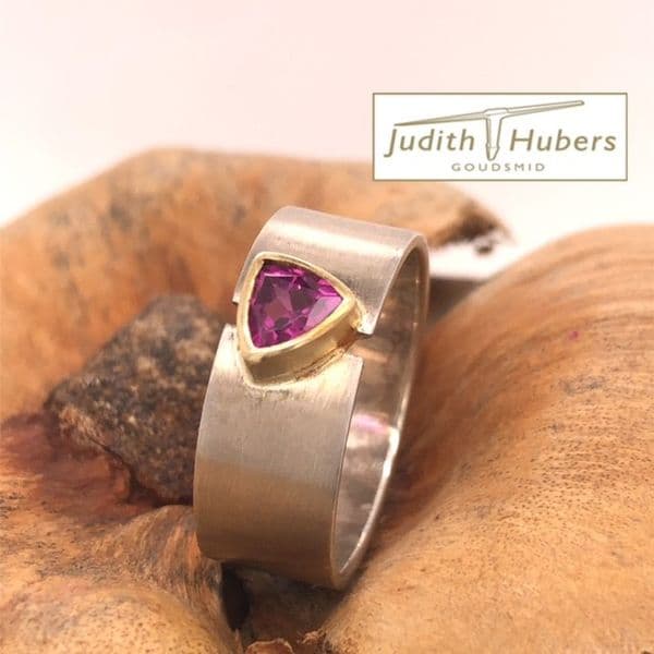Handgemaakte zilveren ring met 6 mm triljant geslepen Rhodoliet met gouden zetting mt 18,3