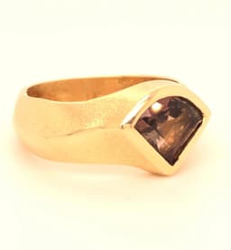Handgemaakte geelgouden ring met fancy geslepen Toermalijn mt 17,75