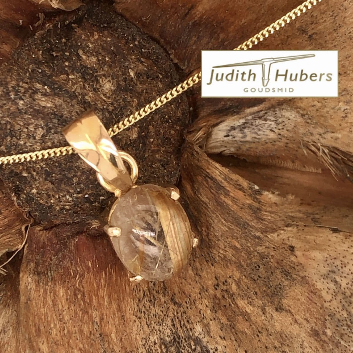 Handgemaakte geelgouden hanger met cabouchon geslepen Rutielkwarts en gouden gourmette collier