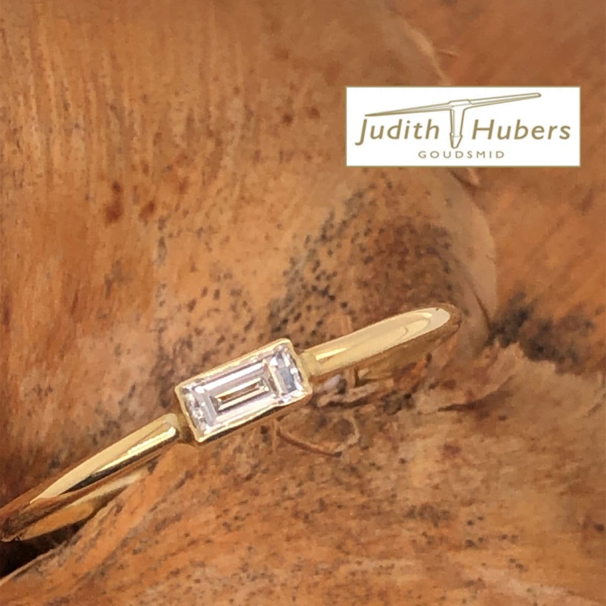 Handgemaakte geelgouden ring met baguette geslepen Diamant mt 17,5