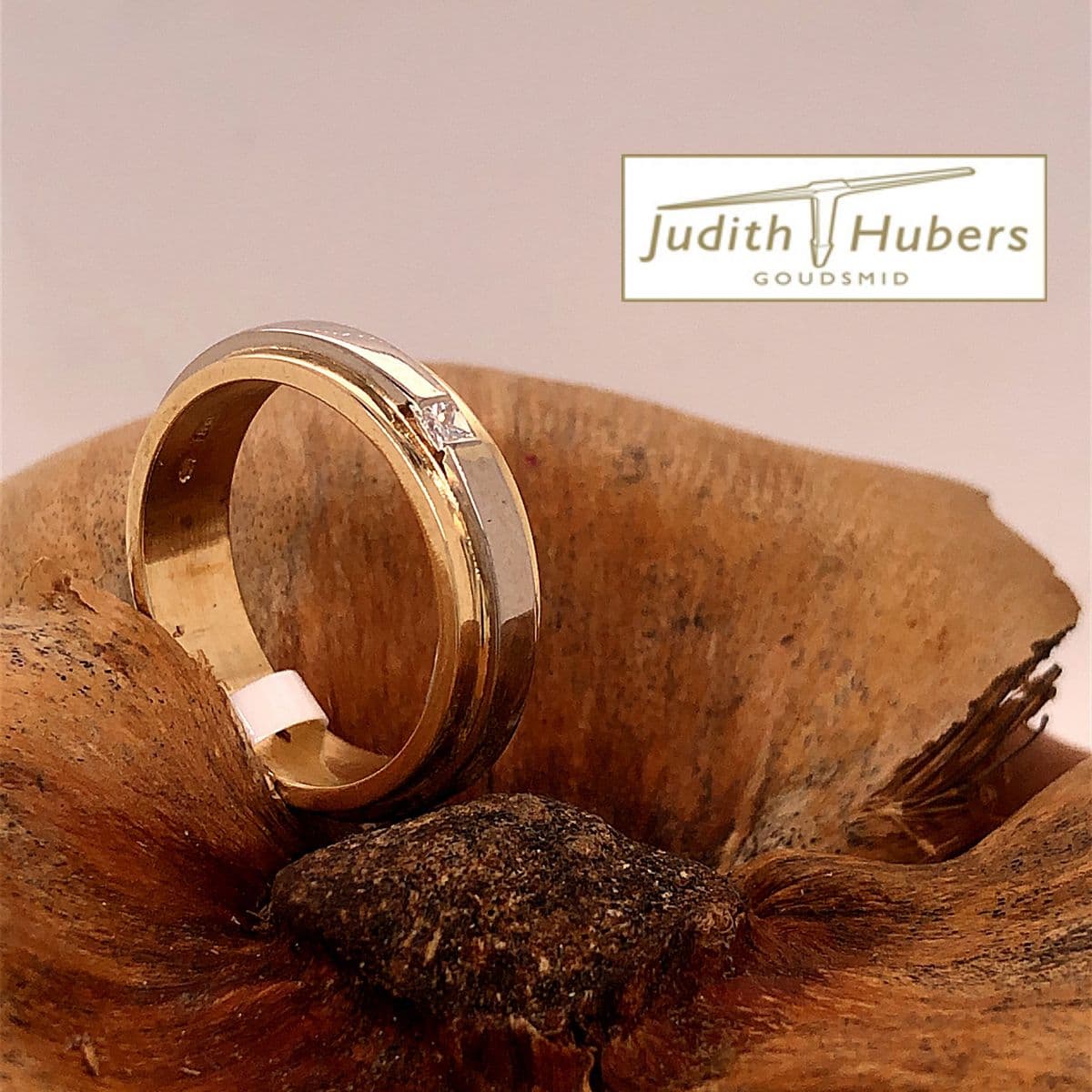 Mooie handgemaakte geelgouden ring met princess geslepen Diamant mt 16,75