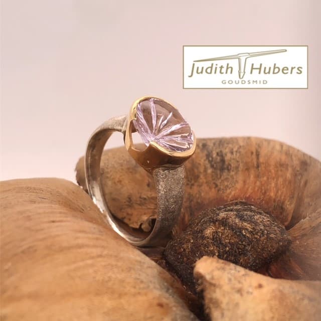Handgemaakte zilveren ring met ovaal geslepen Fancy Amethyst in een geelgouden zetting mt 18,2